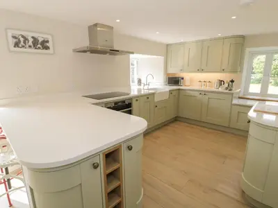 a kitchen with white counters and a white counter top at Tyn Ffynnon in Dyffryn