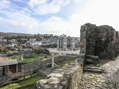 a view of a city from the castle at Harlech Apartments - Efnisien in Harlech