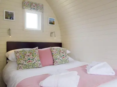 a bed in a small room with a window at Cain Pod Vip in Llanfyllin