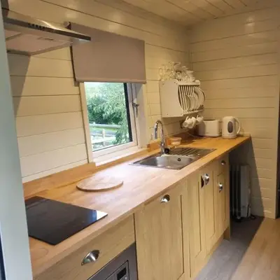 Glamping Hut - Sleeps 2 hot tub & parking