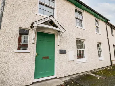 a green door on the side of a building at Bridgend Cottages in Llandrindod Wells