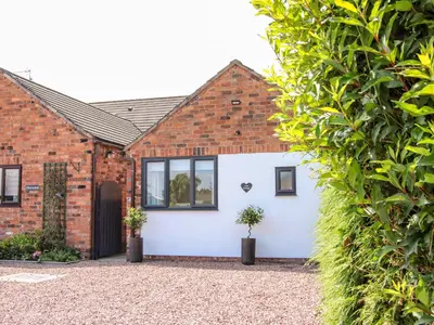 an image of a house from the driveway at Little Oakleigh in Llanymynech