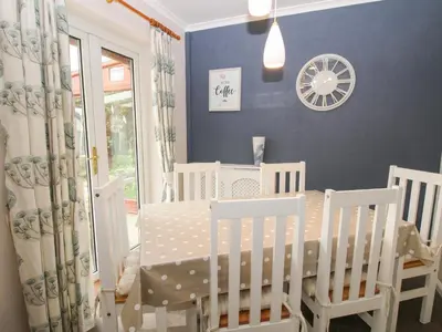 a dining room with a crib and a table and chairs at Roseland in Ludlow