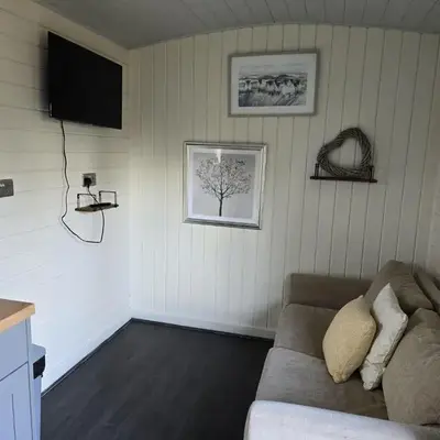 Glamping Hut - Sleeps 2 hot tub & parking