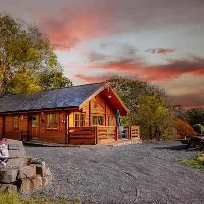 George Cabin - Log Cabin in Wales with Hot tub