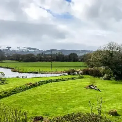 Riverside Chalet in heart of Lampeter