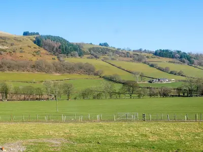 a green field with a fence and a hill at Creyr Glas Pod -Uk41796 in Hirnant