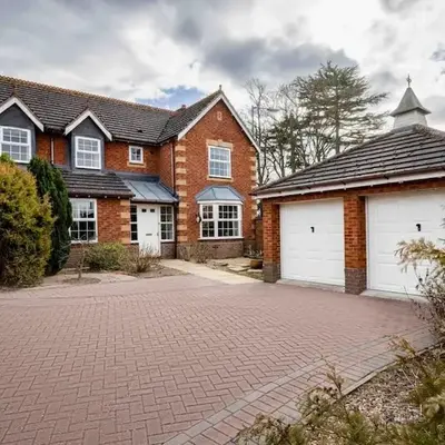 Spacious house in quiet cul-de-sac near to Hospital