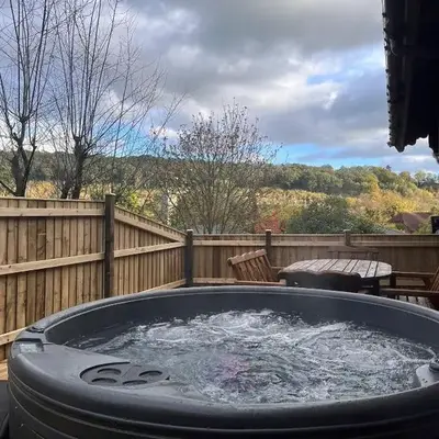 Countryside 3 Bedroom Log Cabin With Private Hot Tub - Ash