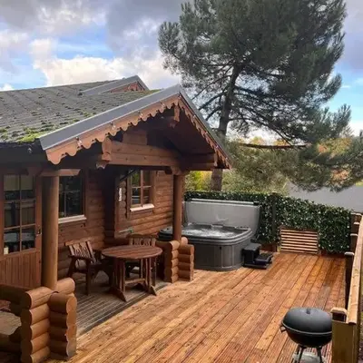 Romantic Log Cabin With Hot Tub